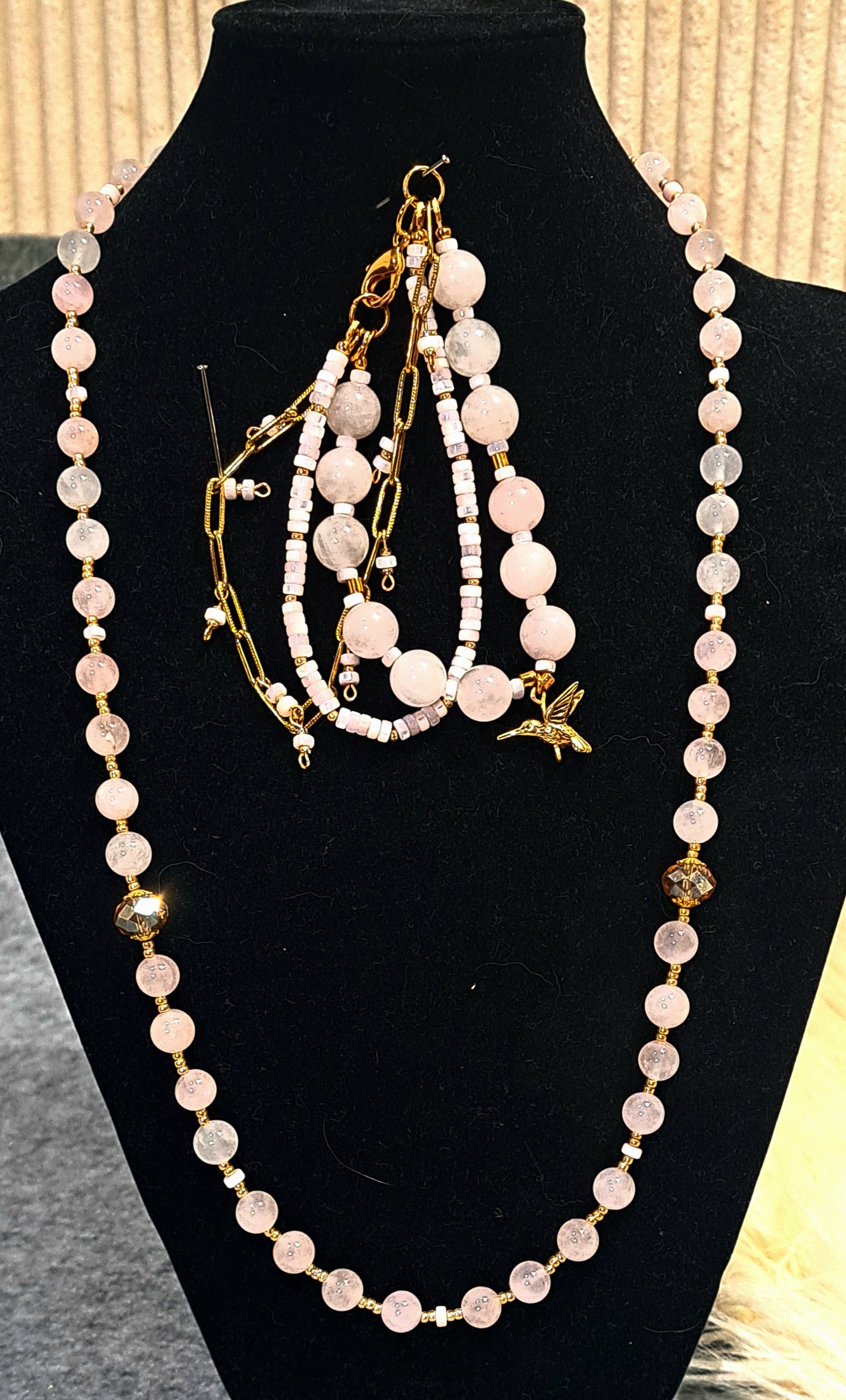 Ladies Rose quartz necklace with accents in gold.