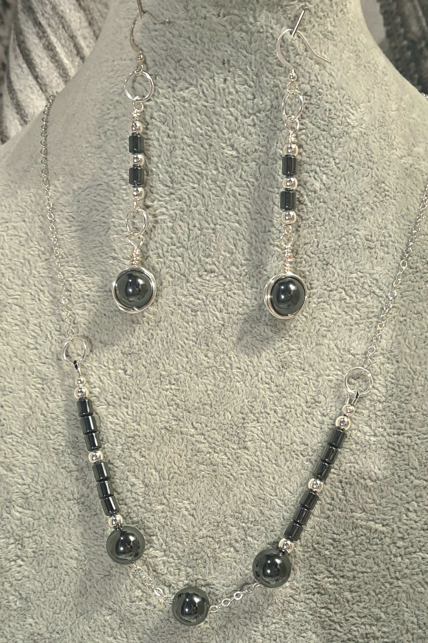 Ladies Silver chain with with Hematite 3 bead design necklace.