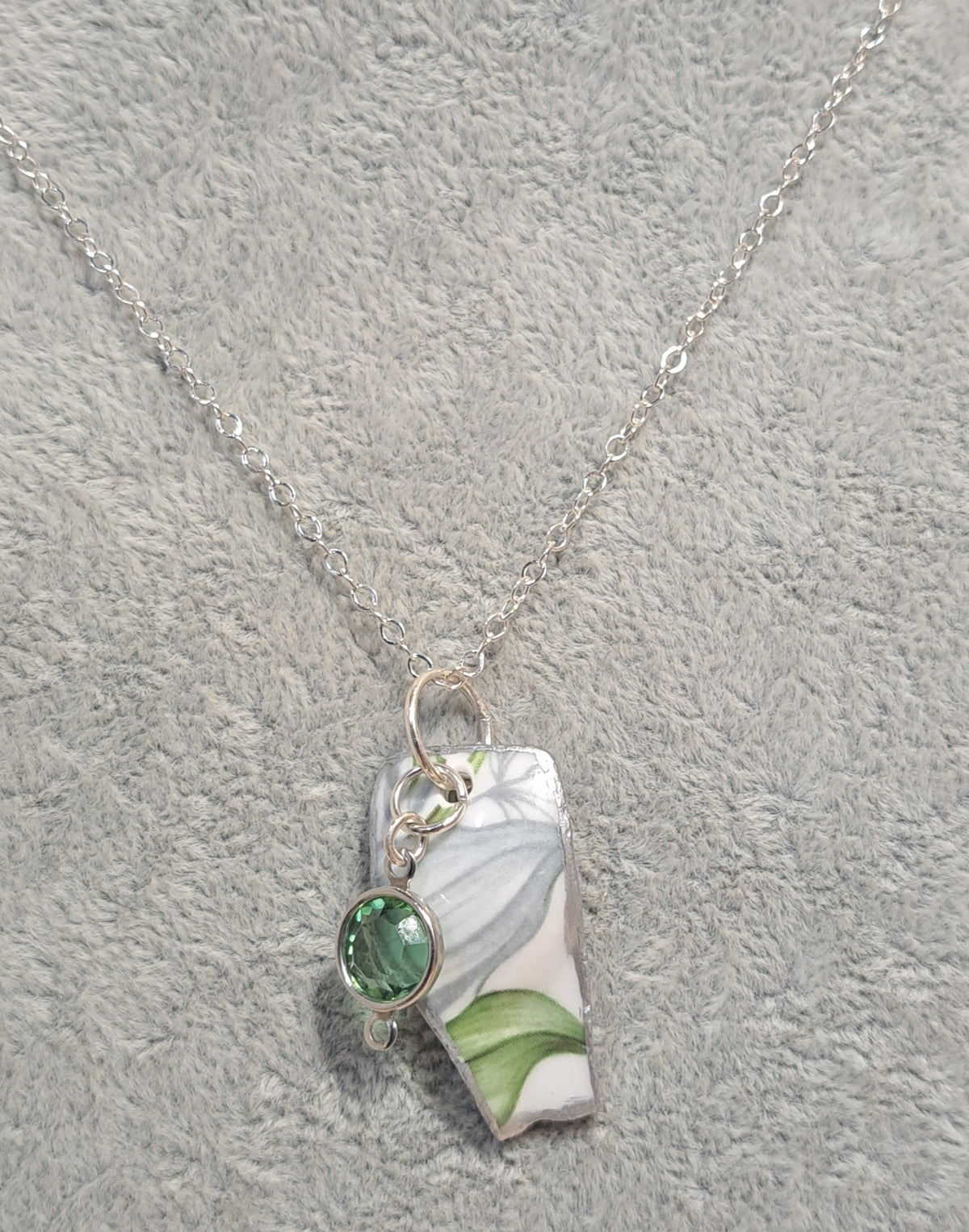 Broken China Trillium paterned pendant necklace