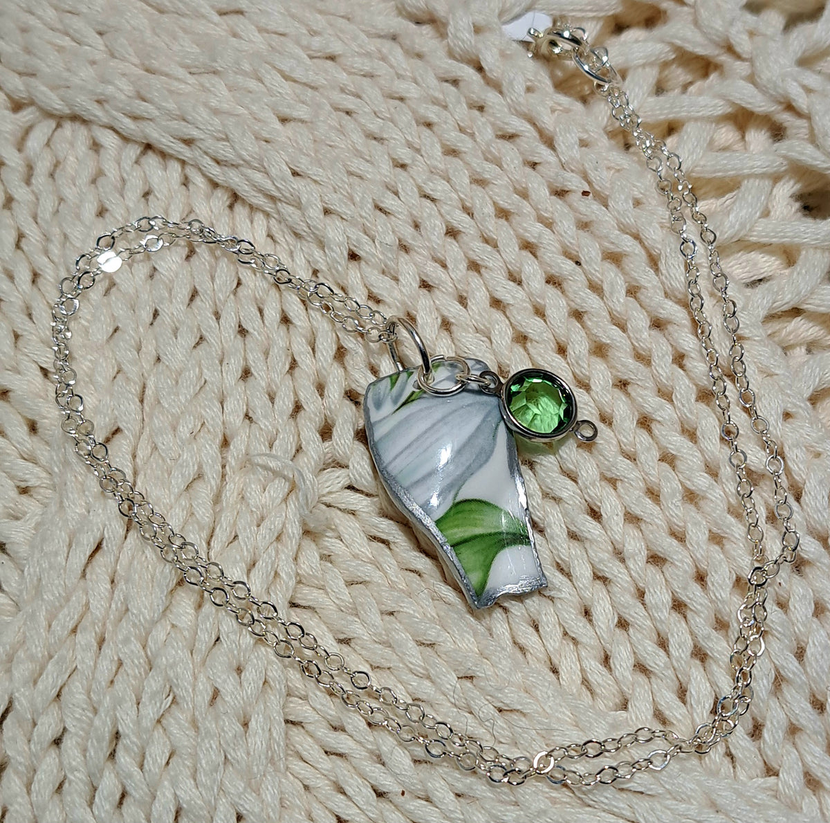 Broken China Trillium paterned pendant necklace