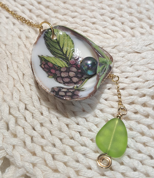 Sea shell decorated necklace with pearl on fine gold chain