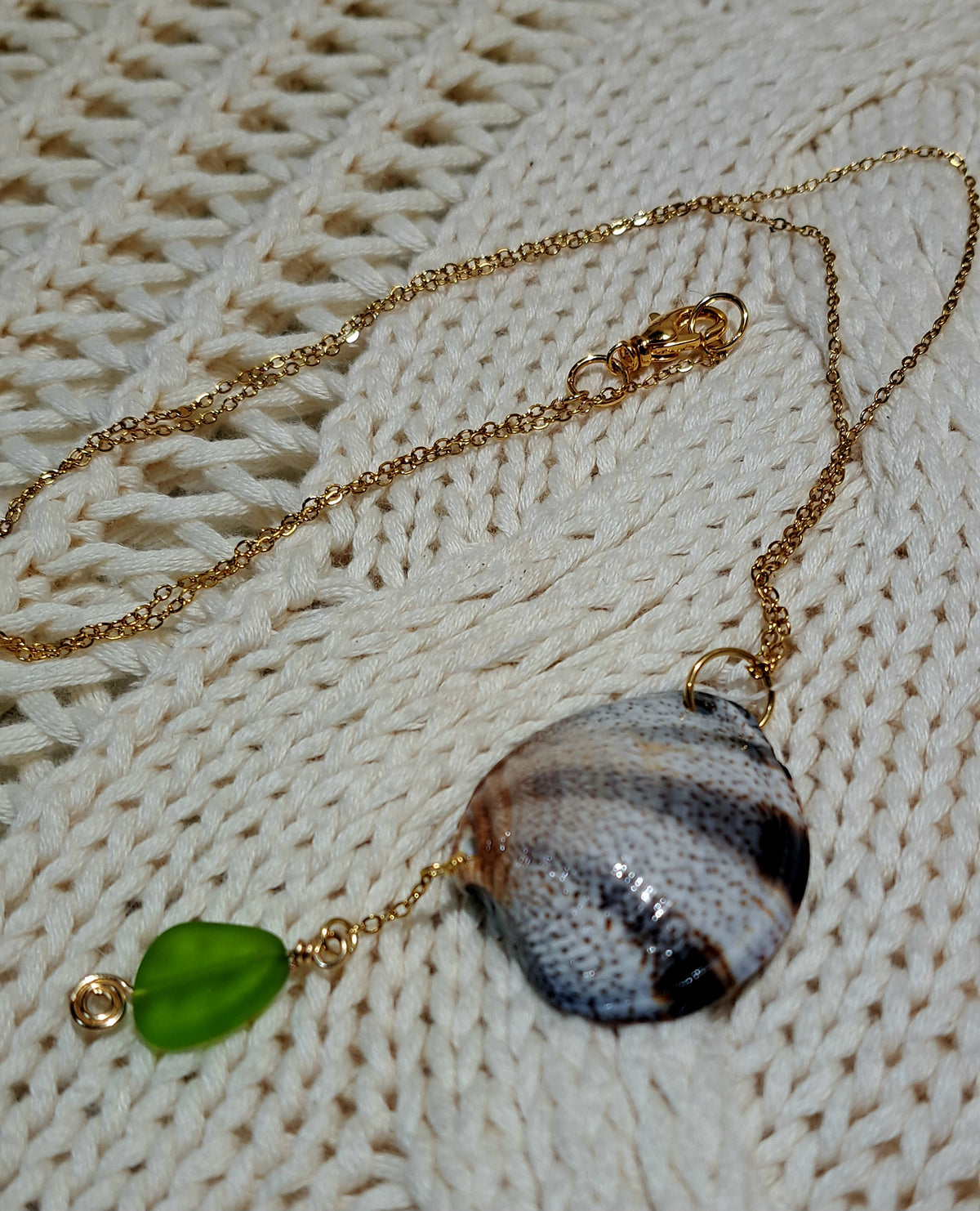 Sea shell decorated necklace with pearl on fine gold chain